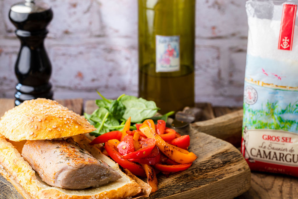 Filet mignon en croûte de sel et poivrons sautés au piment d'Espelette Saunier de Camargue