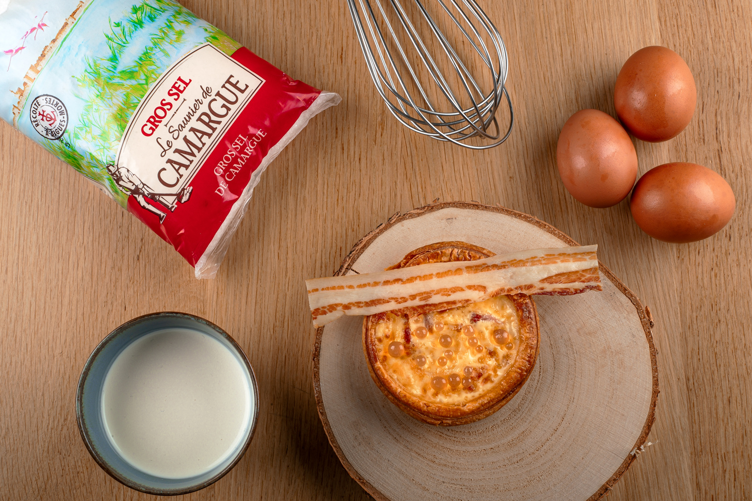 Quiche Lorraine individuelle, perles au gros sel et sa poitrine de porc croustillante Quiche Lorraine individuelle, perles au gros sel et sa poitrine de porc croustillante