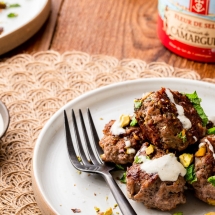 recette des Meatballs boulettes de veau, pistaches et yaourt à la Grecque